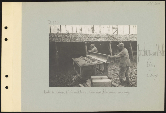 Jonchery-sur-Vesle (près). Route de Muizon. Scierie militaire. Menuisiers fabriquant une auge