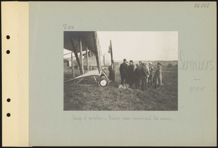 Sermiers. Camp d'aviation. Mission russe examinant les avions