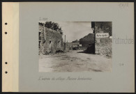 Hattonchâtel. L'entrée du village. Maisons bombardées