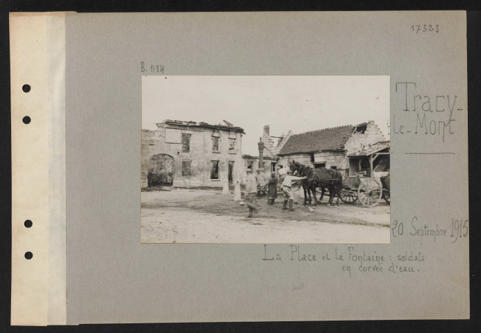 Tracy-le-Mont. La place et la fontaine : soldats en corvée d'eau