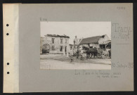 Tracy-le-Mont. La place et la fontaine : soldats en corvée d'eau