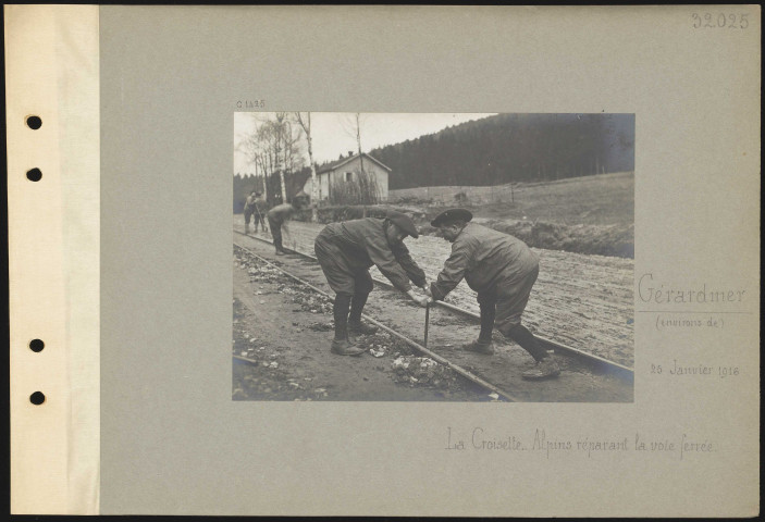 Gérardmer (environs de). La Croisette. Alpins réparant la voie ferrée