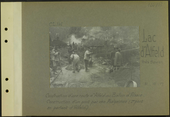 Lac d'Alfeld (Près Sewen). Construction d'une route d'Alfeld au Ballon d'Alsace. Construction d'un pont par des Malgaches (premier pont en partant d'Alfeld)