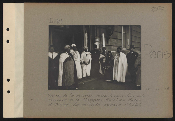 Paris. Visite de la mission musulmane française revenant de la Mecque. Hôtel du Palais d'Orsay. La mission devant l'hôtel