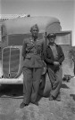 Gabriel Ersler devant l'ambulance de la XIIIe brigade