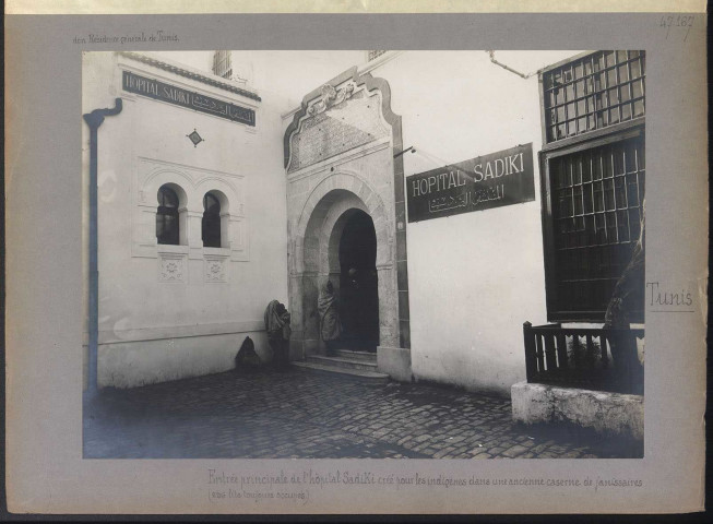 Tunis. Entrée principale de l'hôpital Sadiki créé pour les indigènes dans une ancienne caserne de janissaires (236 lits toujours occupés)