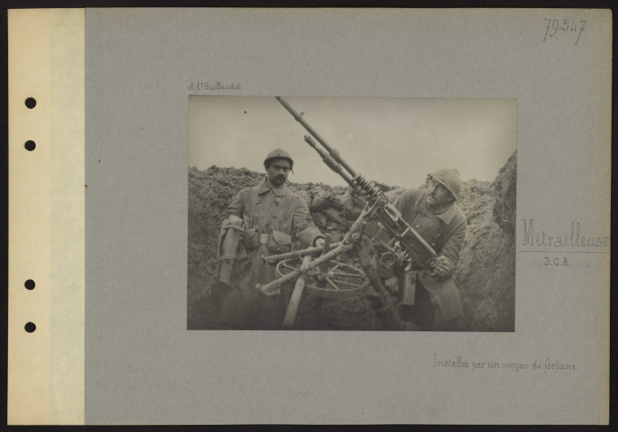 S.l. Mitrailleuse DCA. Installée par un moyen de fortune