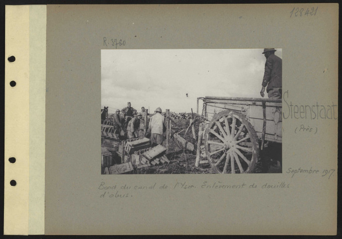 Steenstraat (près). Bord du canal de l'Yser. Enlèvement de douilles d'obus