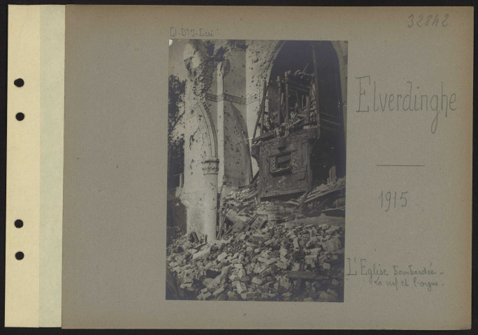 Elverdinghe. L'église bombardée. La nef et l'orgue
