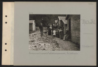 Tracy-le-Val. Baraquements servant d'habitations provisoires ; les habitants