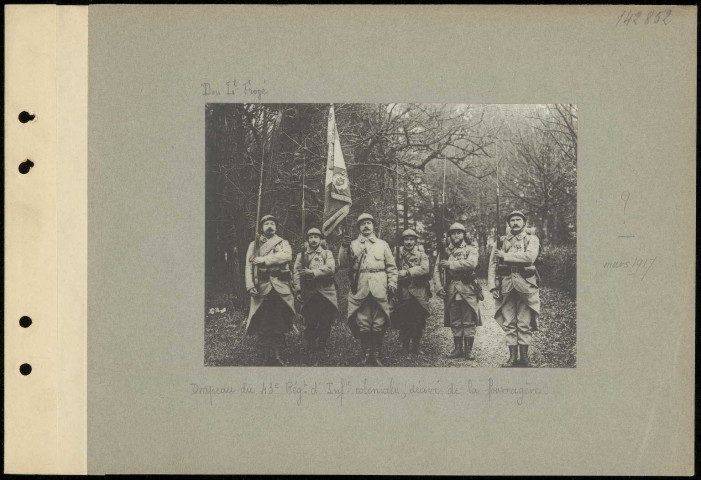 Dans l'Aisne. Drapeau du 43e régiment d'infanterie coloniale, décoré de la fourragère