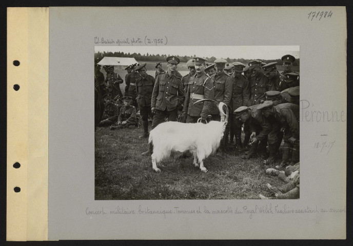 Péronne. Concert militaire britannique. Tommies et la mascotte du Royal Welsh Fusiliers assistant au concert