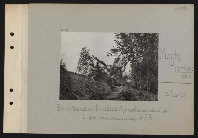 Monchy-Humières (près de). Batterie de 75 en position à un kilomètre au sud du village : mitrailleuse contre avion protégeant la batterie. Mitrailleurs munis du masque ARS