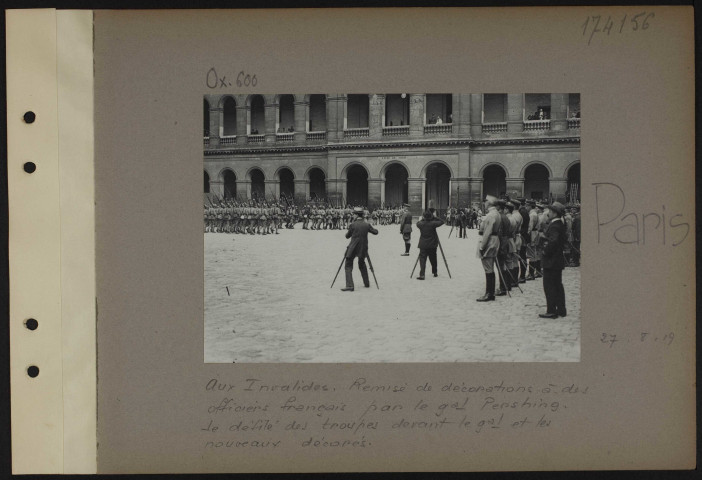 Paris. Aux Invalides. Remise de décorations à des officiers français par le général Pershing. Le défilé des troupes devant le général et les nouveaux décorés