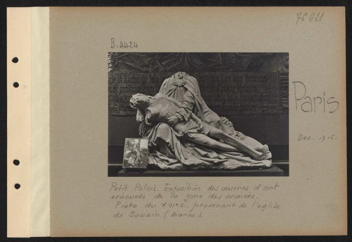 Paris. Petit Palais. Exposition des œuvres d'art évacuées de la zone des armées. Pieta du XVIe siècle provenant de l'église de Souain (Marne)