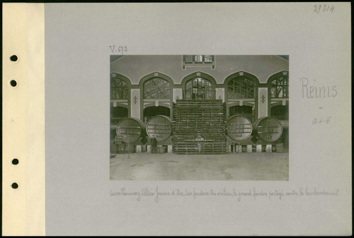 Reims. Caves Pommery. Cellier Jeanne d'Arc. Les foudres. Au milieu, le grand foudre protégé contre le bombardement