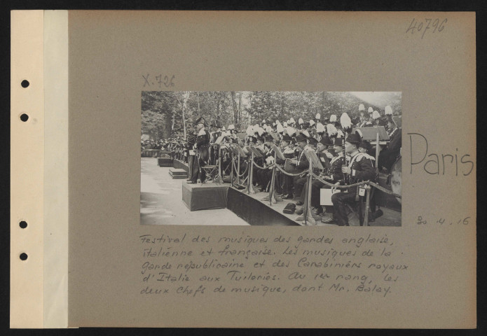 Paris. Festival des musiques des gardes anglaise, italienne et française. Les musiques de la garde républicaine et des carabiniers royaux d'Italie aux Tuileries. Au premier rang, les deux chefs de musique, dont M. Balay
