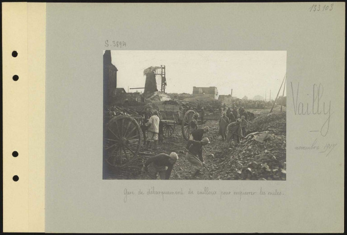 Vailly. Gare de débarquement de cailloux pour empierrer les routes