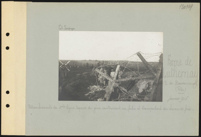 Ferme de Luthernay (est de Bouvancourt) (près). Retranchements de deuxième ligne. Sapeurs du génie construisant un fortin et transportant des chevaux de frise