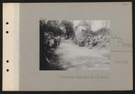 Le Plémont. Le chemin creux : à droite dépôt de fils de fer barbelés