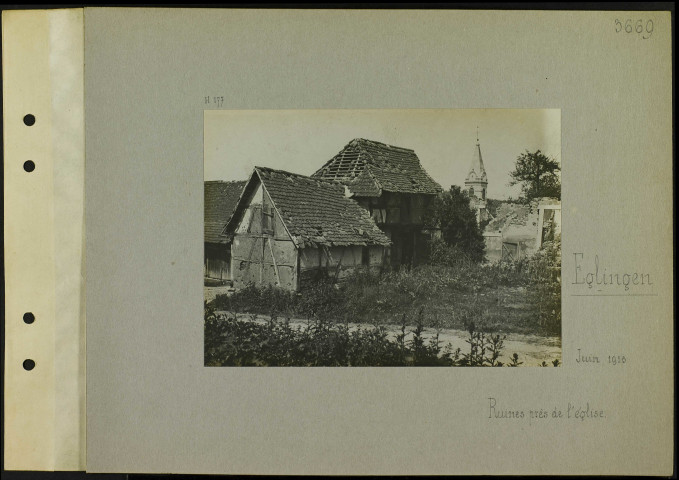 Eglingen. Ruines près de l'église