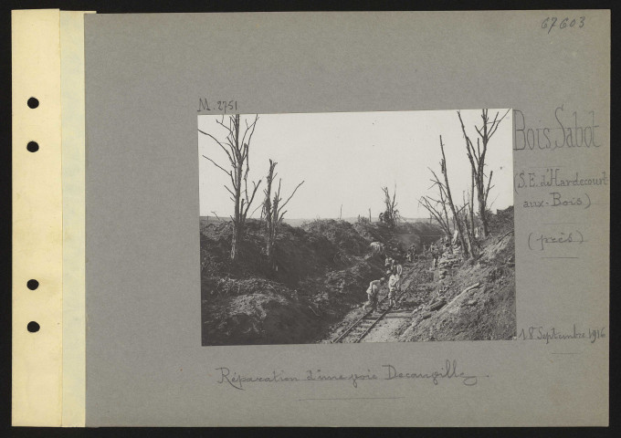 Bois Sabot (sud-est d'Hardecourt-aux-Bois) (près). Réparation d'une voie Decauville