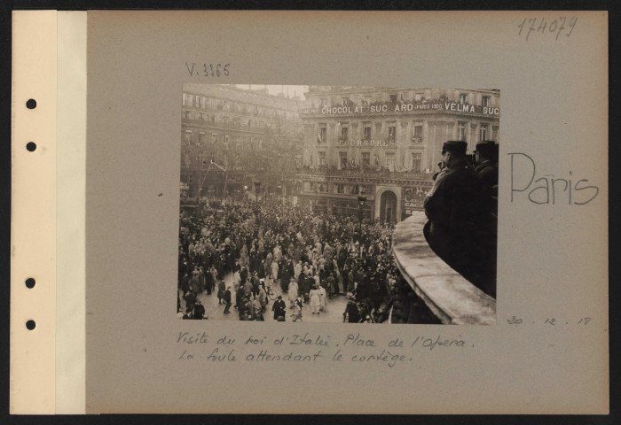Paris. Visite du roi d'Italie. Place de l'Opéra. La foule attendant le cortège