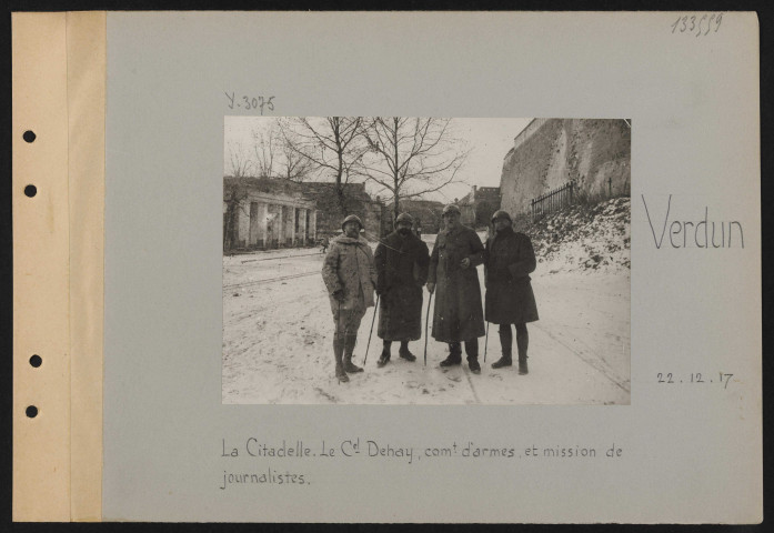 Verdun. La citadelle. Le colonel Dehay, commandant d'armes, et mission de journalistes