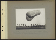 S.l. Sur le front belge. Poste d'aérostiers belges. Ballon d'observation de 830 mètres-cube (fabrication française) ramené à terres
