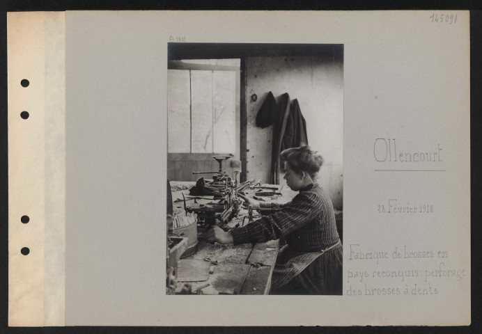 Ollencourt. Fabrique de brosses en pays reconquis : perforage des brosses à dents