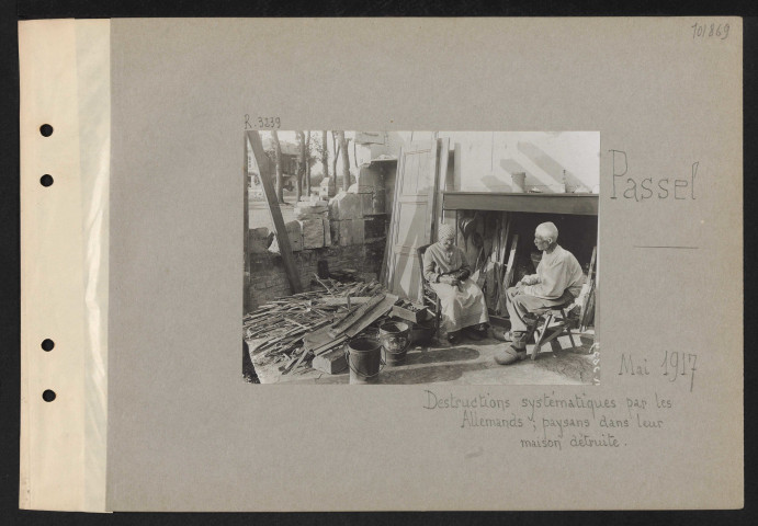 Passel. Destructions systématiques par les Allemands ; paysans dans leur maison détruite