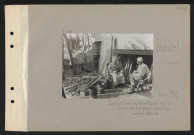 Passel. Destructions systématiques par les Allemands ; paysans dans leur maison détruite