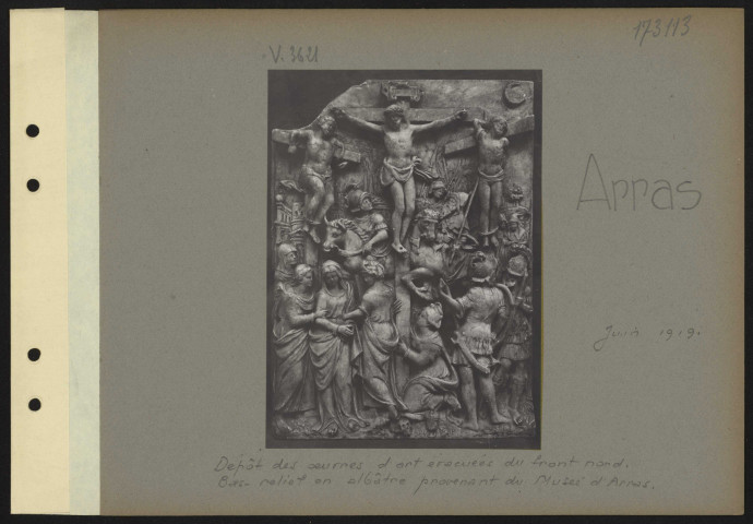 Arras. Dépôt des œuvres d'art évacuées du front Nord. Bas-relief en albâtre provenant du musée d'Arras