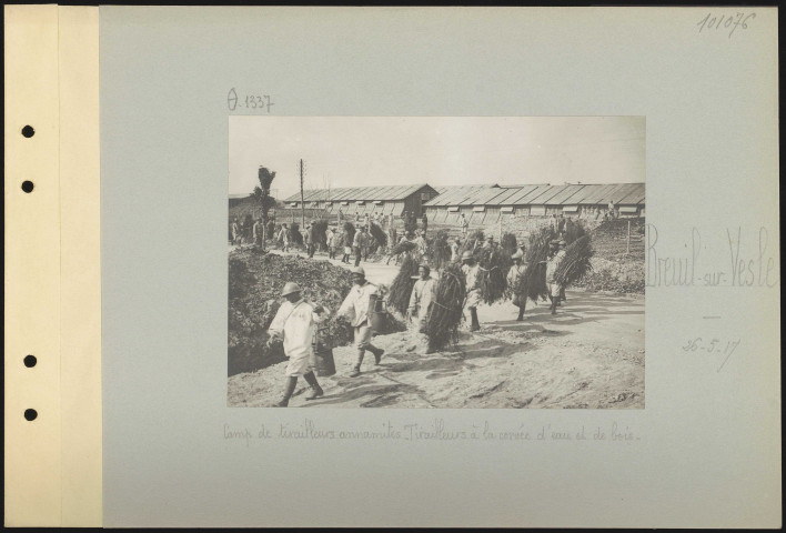 Breuil-sur-Vesle. Camp de tirailleurs annamites. Tirailleurs à la corvée d'eau et de bois