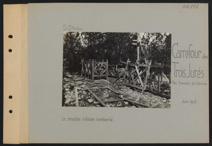 Carrefour des Trois Jurés (près Tranchée de Calonne). Le cimetière militaire bombardé
