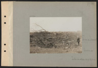 Ferme de Léomont. Tombes de soldats près de la ferme