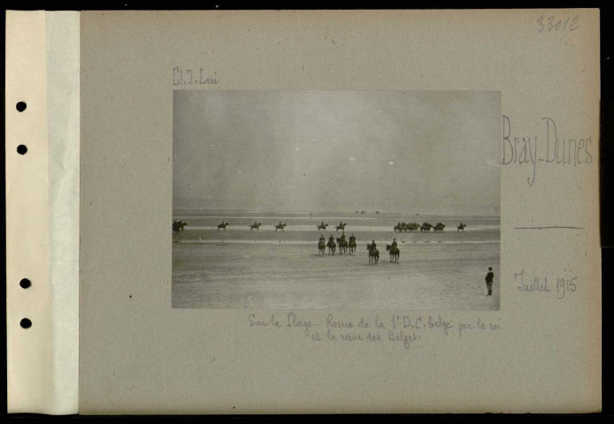 Bray-Dunes. Sur la plage. Revue de la 1ère division de cavalerie belge par le roi et la reine des Belges