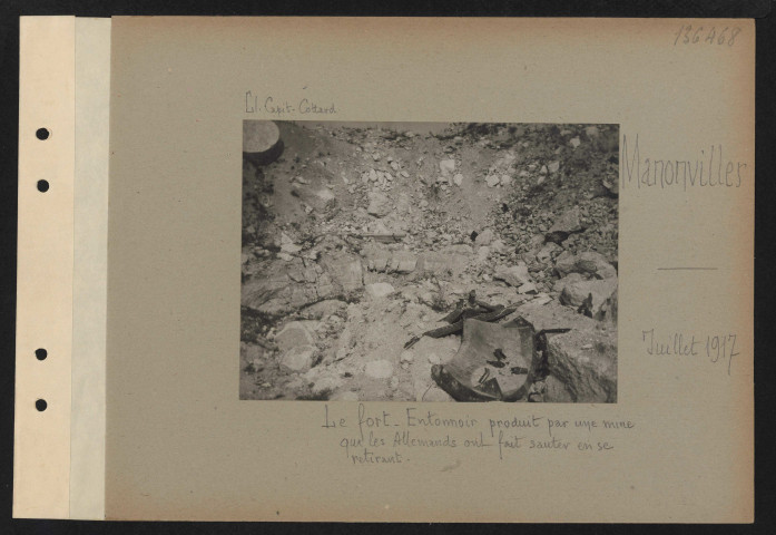 Manonviller. Le fort. Entonnoir produit par une mine que les Allemands ont fait sauter en se retirant