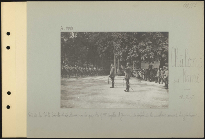 Châlons-sur-Marne. Près de la Porte Sainte-Croix. Revue passée par les généraux Fayolle et Gouraud. Le défilé de la cavalerie devant les généraux