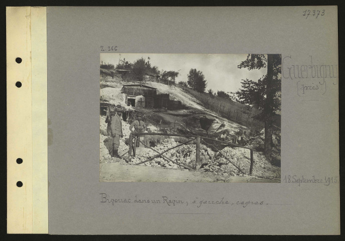 Guerbigny (près). Bivouac dans un ravin ; à gauche, cagnas