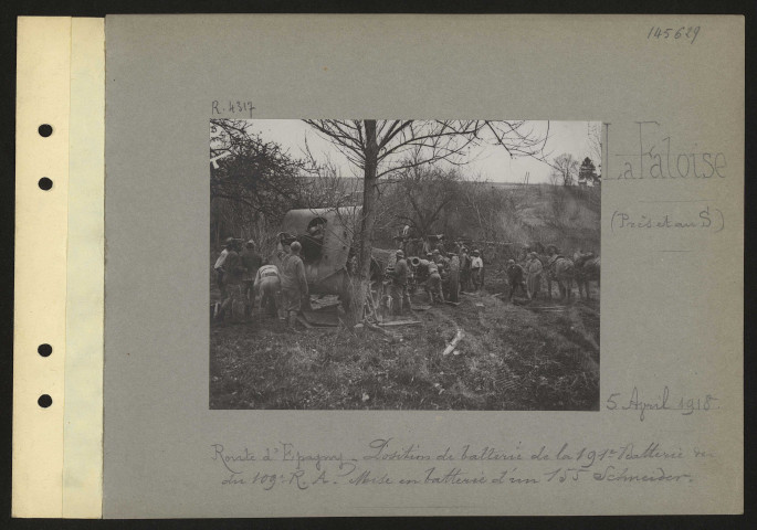 La Faloise (près et au sud). Route d'Epagny. Position de batterie de la 191e batterie du 109e régiment d'artillerie. Mise en batterie d'un 155 Schneider
