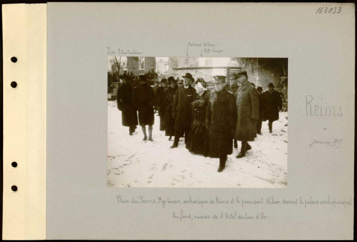 Reims. Place du Parvis. Monseigneur Luçon, archevêque de Reims et le président Wilson devant le palais archiépiscopal. Au fond, ruines de l'hôtel du Lion d'or