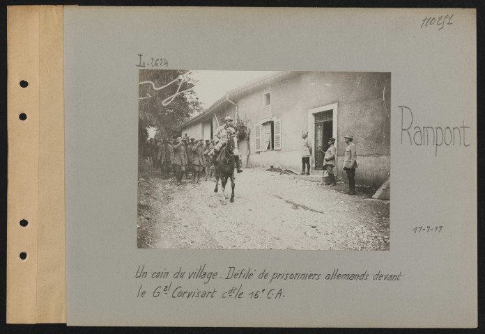 Rampont. Un coin du village. Défilé de prisonniers allemands devant le général Corvisart commandant le 16e CA