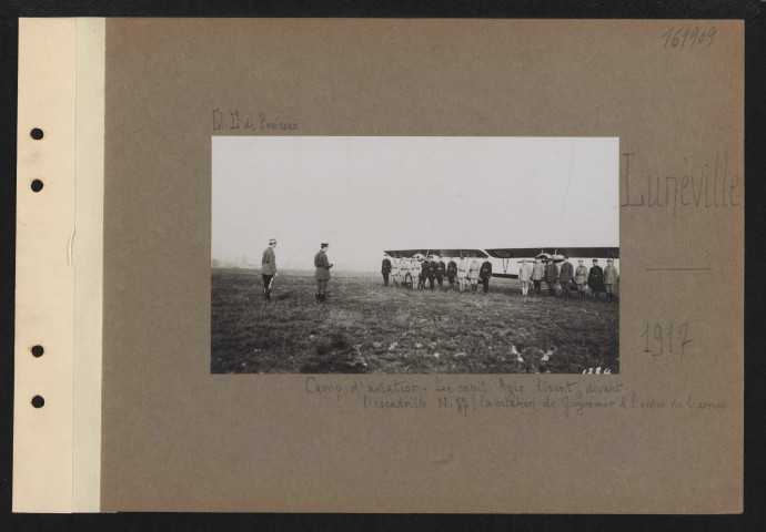 Lunéville. Camp d'aviation. Le capitaine Azir lisant, devant l'escadrille N 87, la citation de Guynemer à l'ordre de l'armée