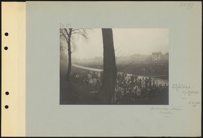 Châlons-sur-Marne. Le cimetière militaire. Ensemble