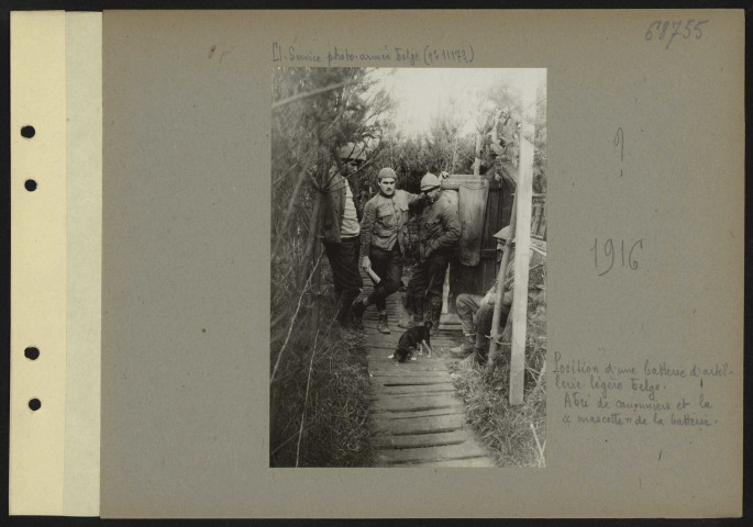 S.l. Position d'une batterie d'artillerie légère belge. Abri de canonniers et la "mascotte" de la batterie
