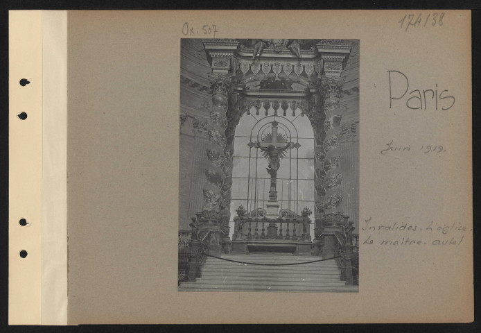 Paris. Invalides. L'église. Le maître-autel