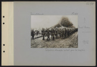? (devant Verdun). Infanterie allemande partant pour les tranchées