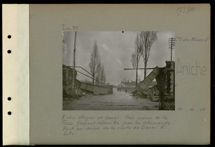 Aniche (Compagnie des mines d'). Entre Wazier et Douai. Usines de la fosse Gayant détruites par les Allemands. Pont au-dessus de la route de Douai à Lille