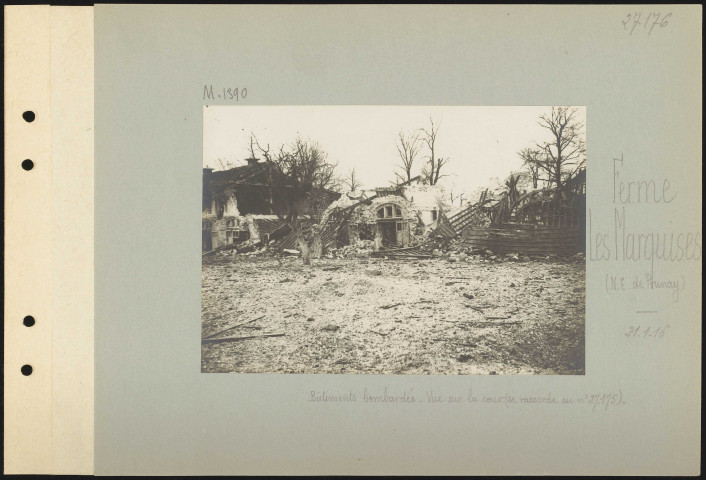 Ferme Les Marquises (nord-est de Prunay). Bâtiments bombardés. Vue sur la cour (se raccorde au numéro 27175)
